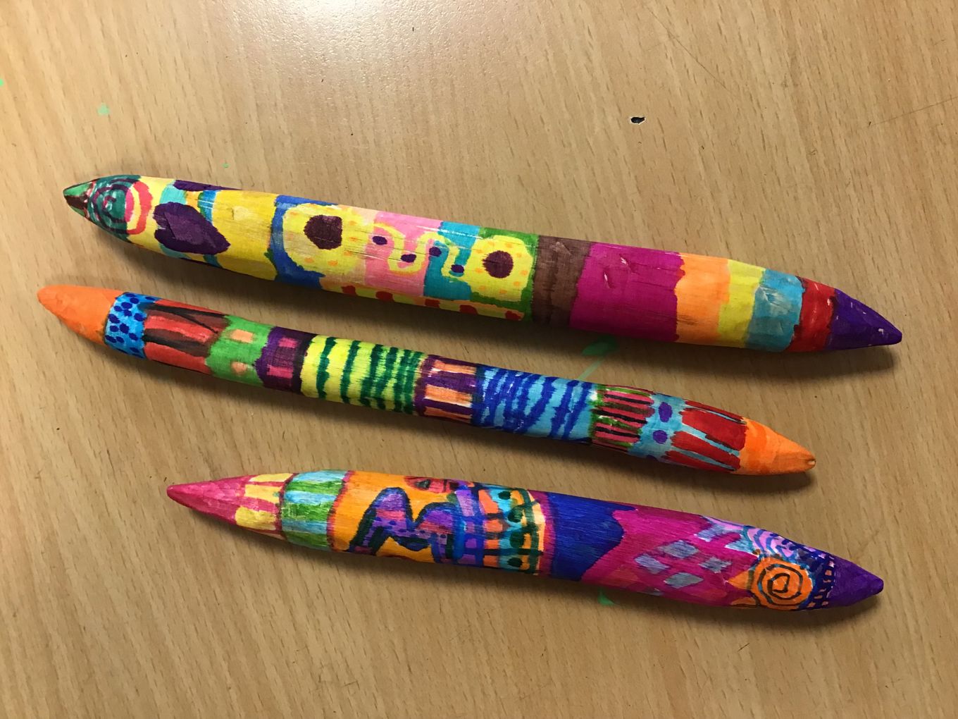 Fargerikt mønster malt på pinner