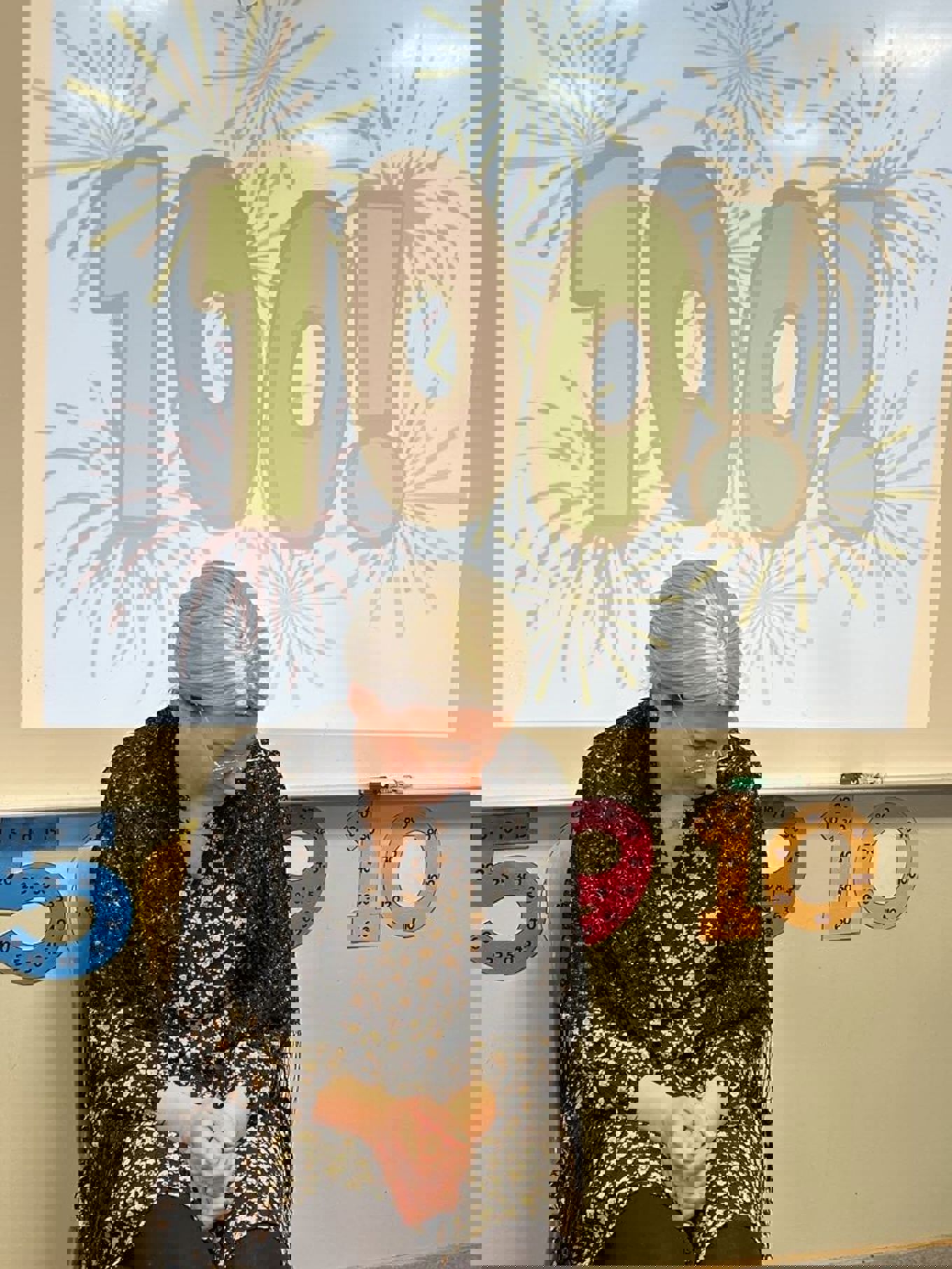 en person som står foran en vegg med et skilt på