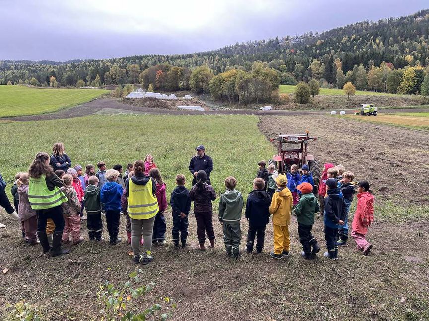 en gruppe mennesker som står på en jorde