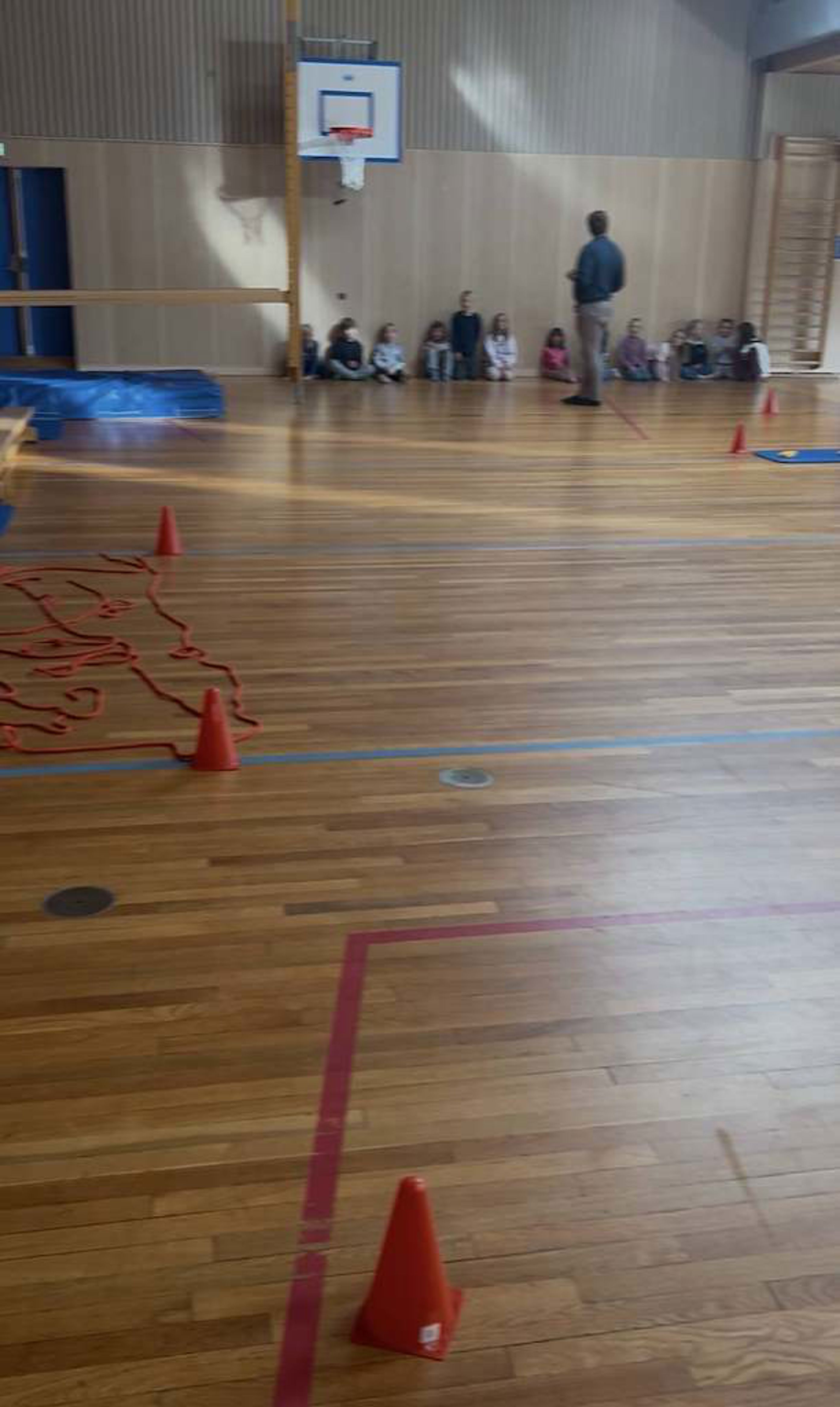 En basketballbane med folk i bakgrunnen