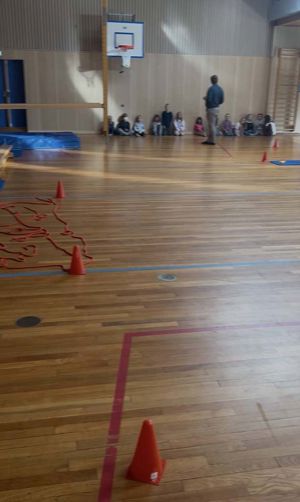 En basketballbane med folk i bakgrunnen