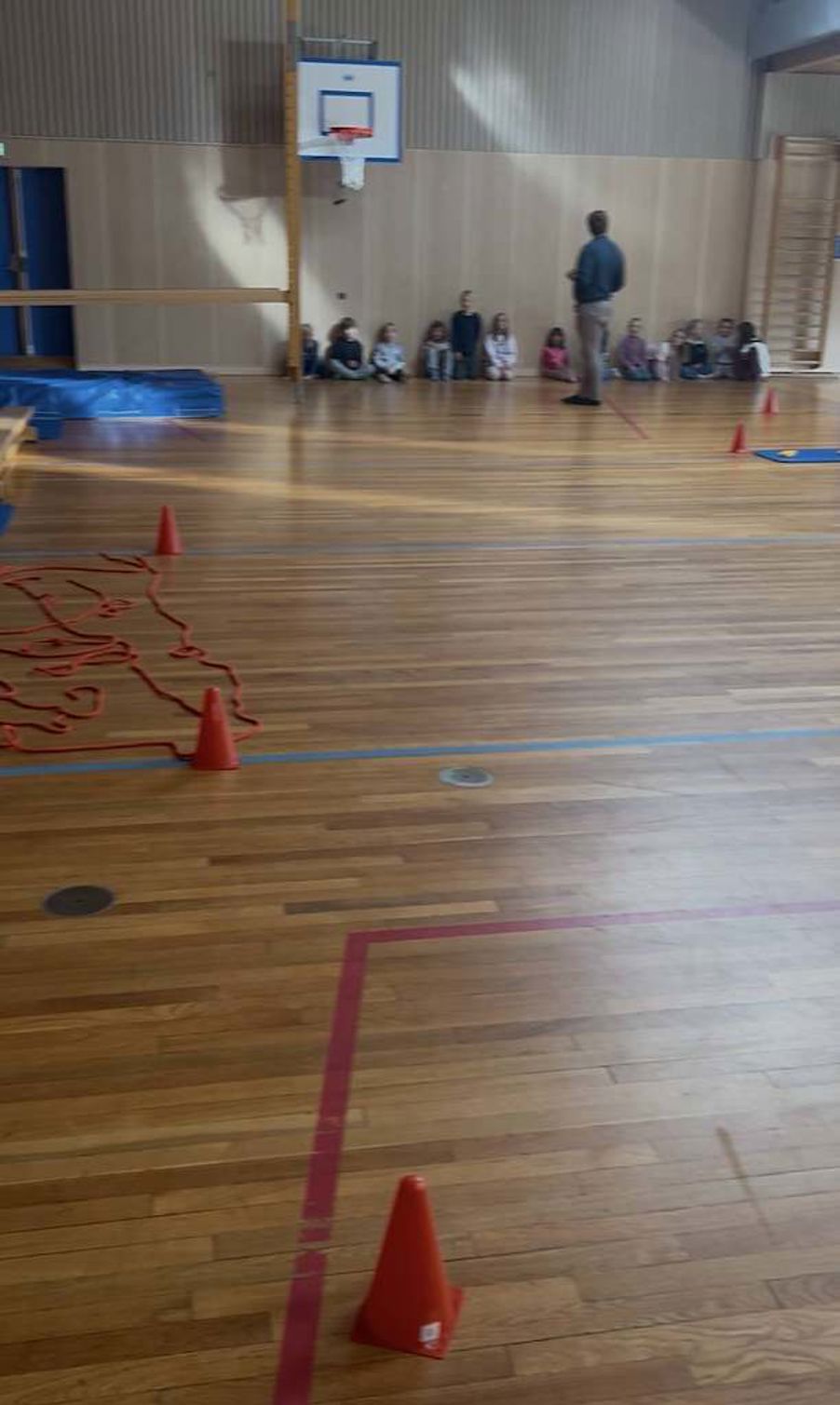 En basketballbane med folk i bakgrunnen
