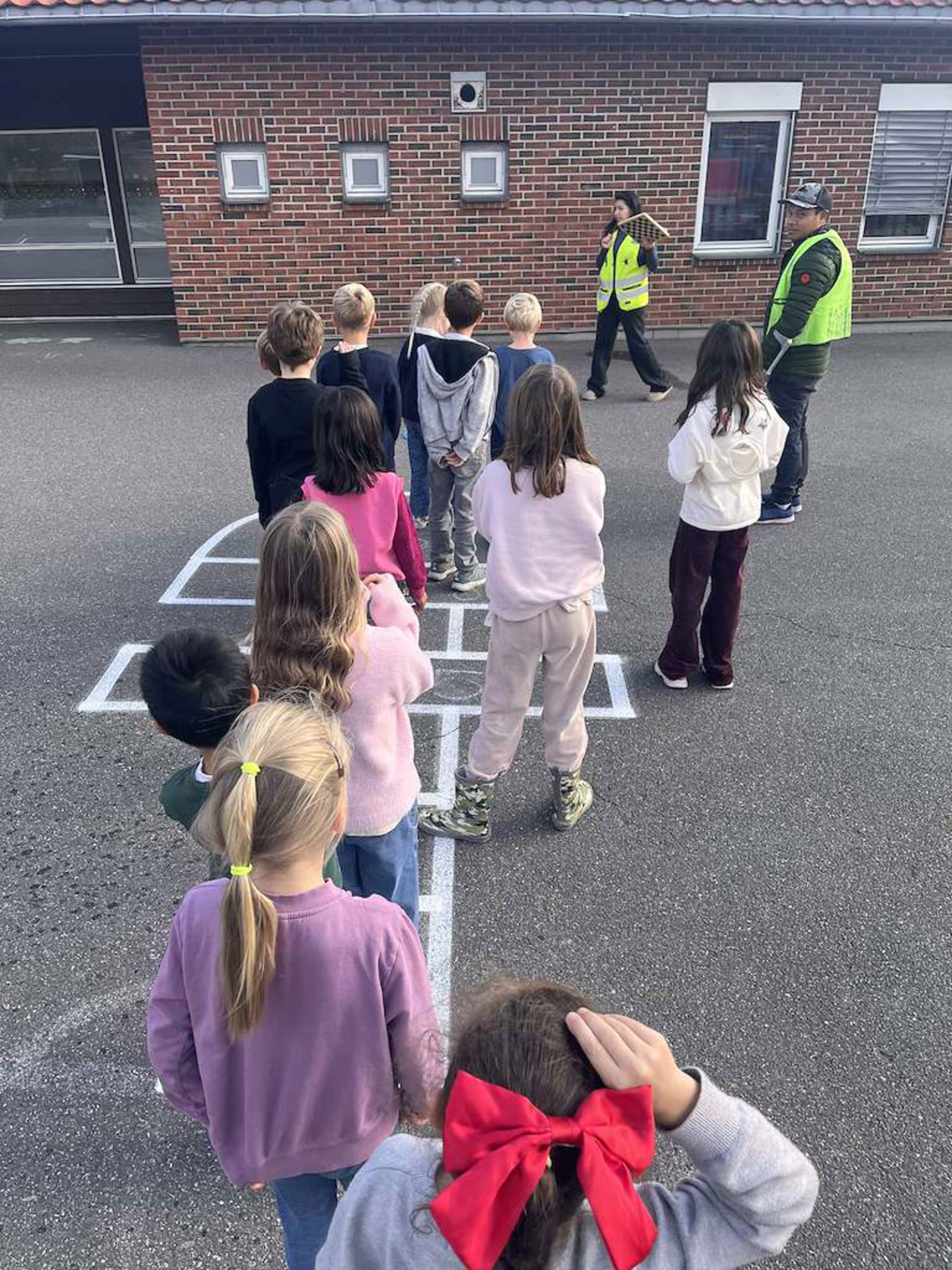En gruppe barn som står i skolegården