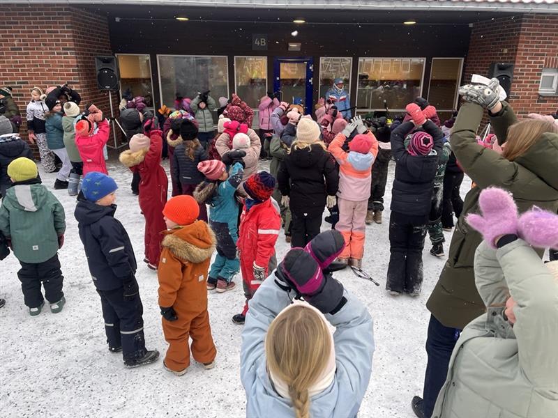 En gruppe mennesker i snøen