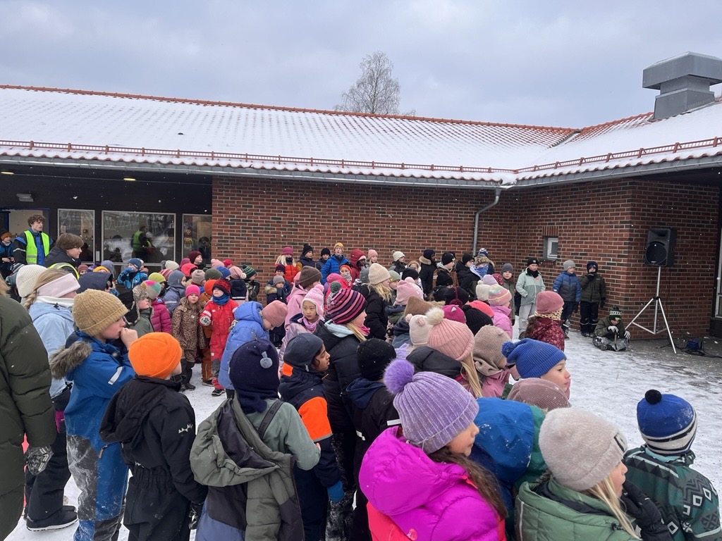 en gruppe mennesker utenfor en bygning