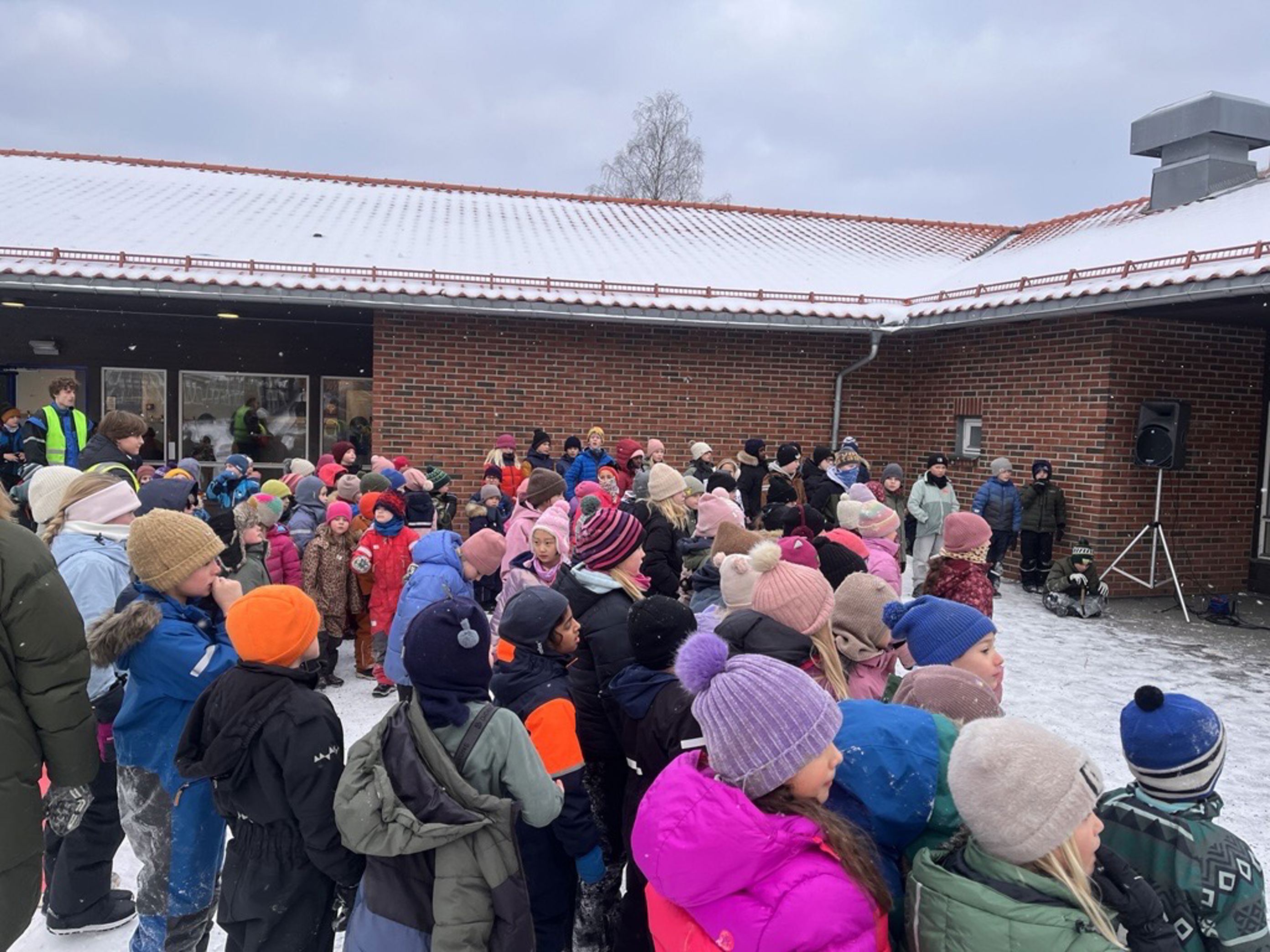 en gruppe mennesker utenfor en bygning