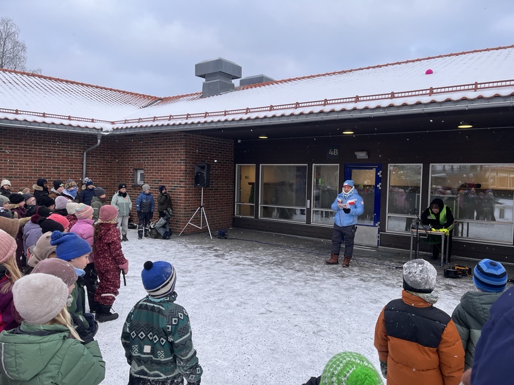 en gruppe mennesker utenfor en bygning