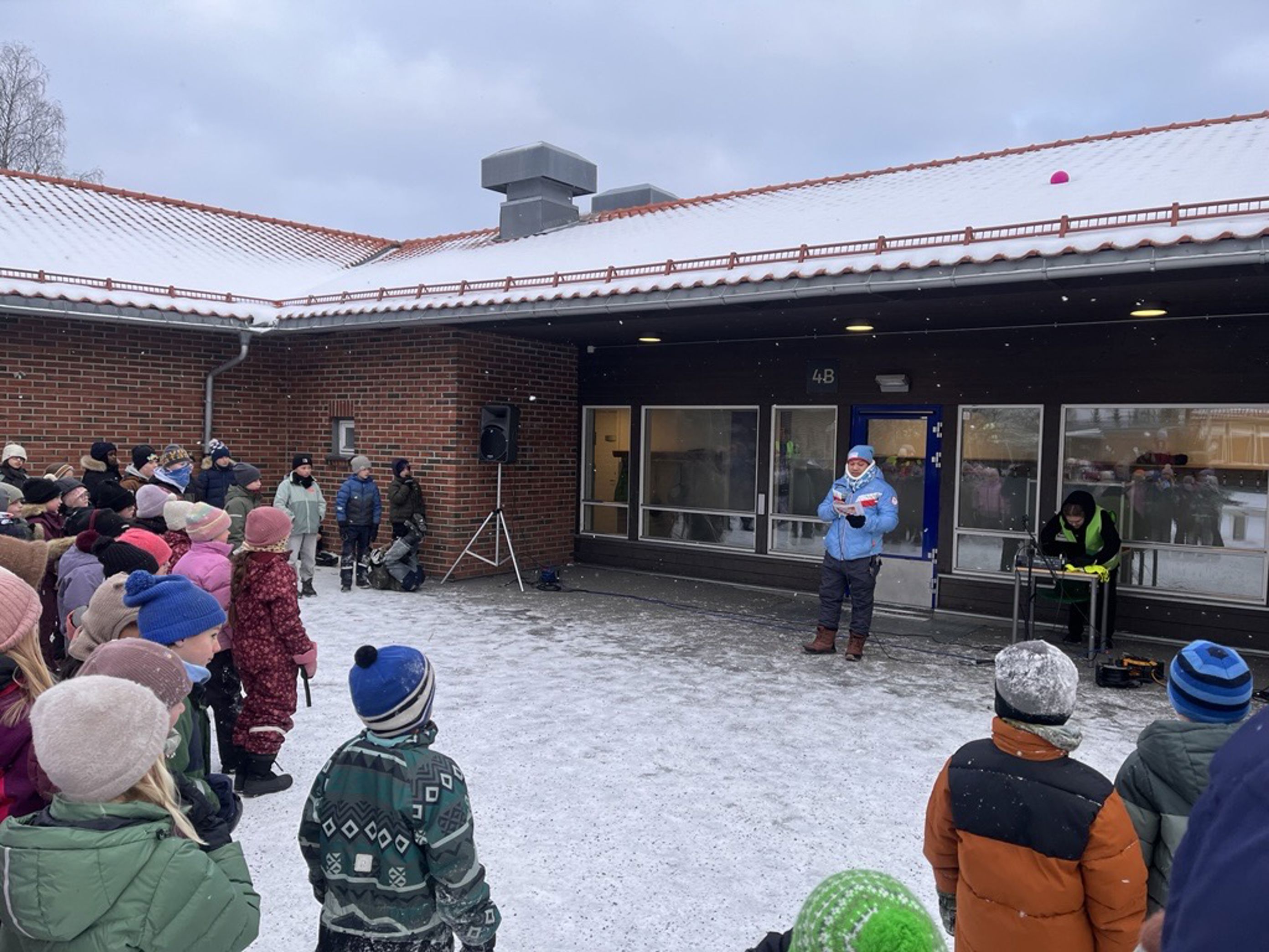 en gruppe mennesker utenfor en bygning