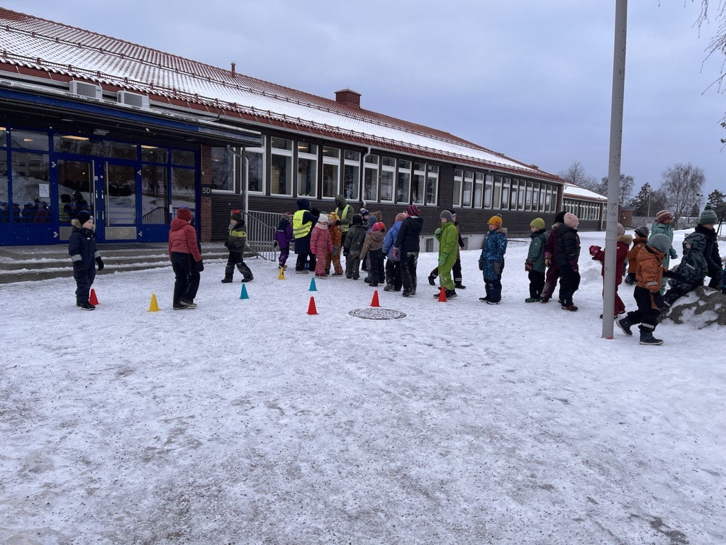 en gruppe mennesker utenfor en bygning