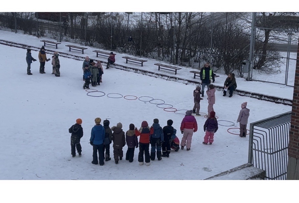 en gruppe mennesker som står i snøen