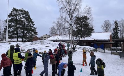 En gruppe mennesker i snøen