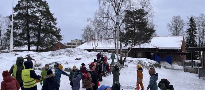 En gruppe mennesker i snøen