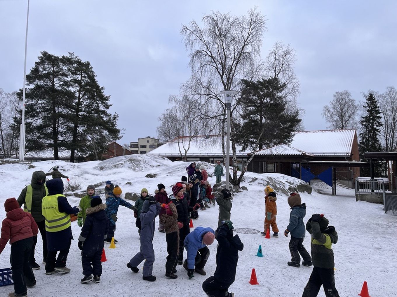 En gruppe mennesker i snøen