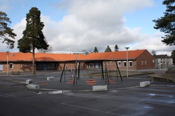 En bygning med basketballbane