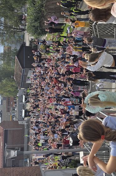 en stor folkemengde på en konsert