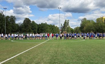 En gruppe mennesker på et jorde