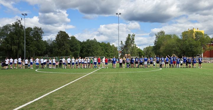 Foto: Ylva Mikkelsen En gruppe mennesker på et jorde