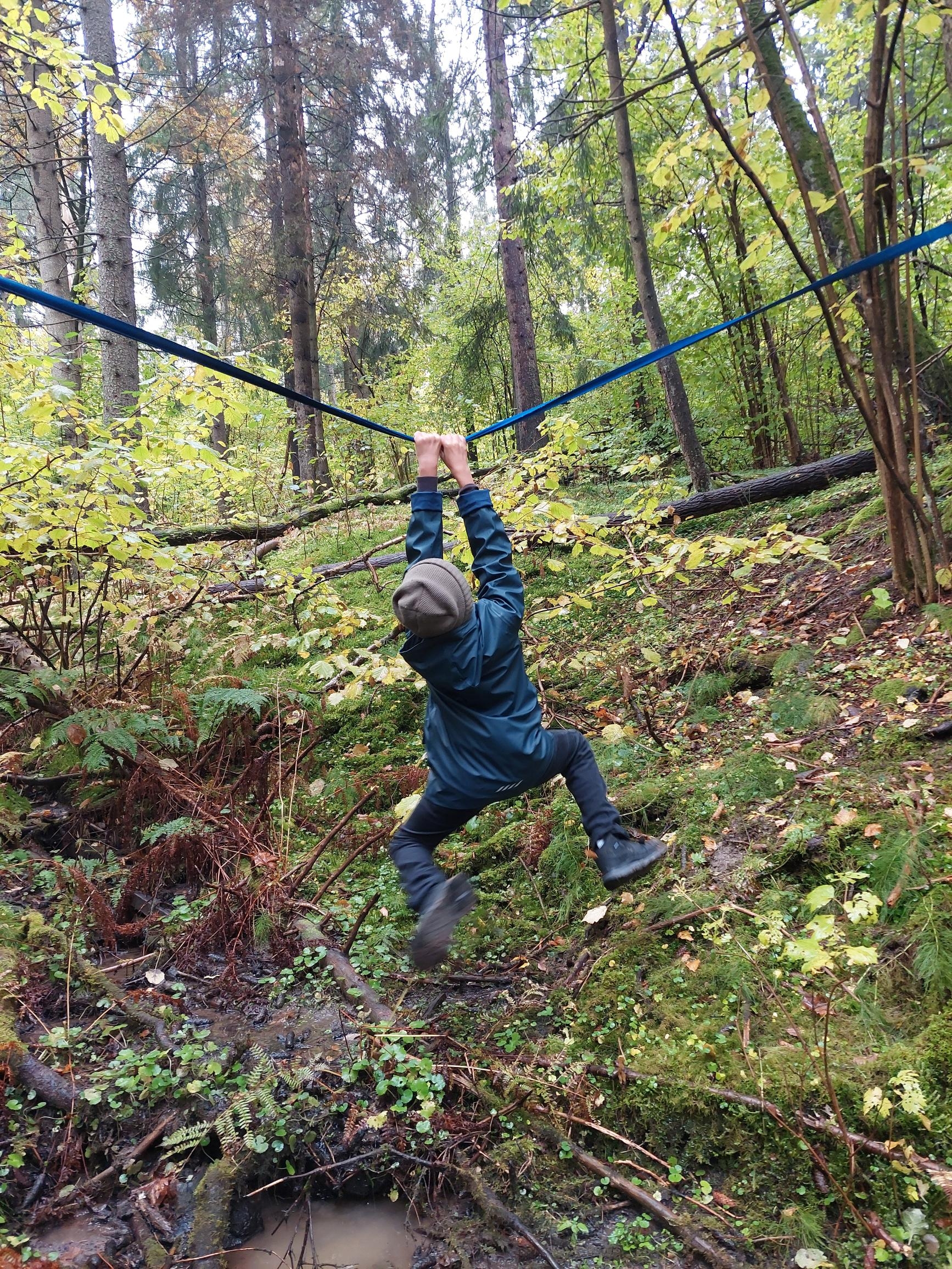 en person som klatrer i et tau