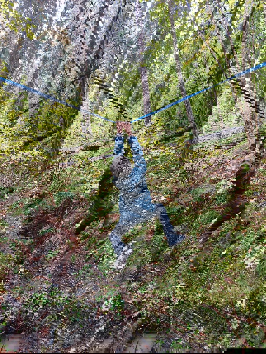 Foto: Heidi Berre en person som klatrer i et tau