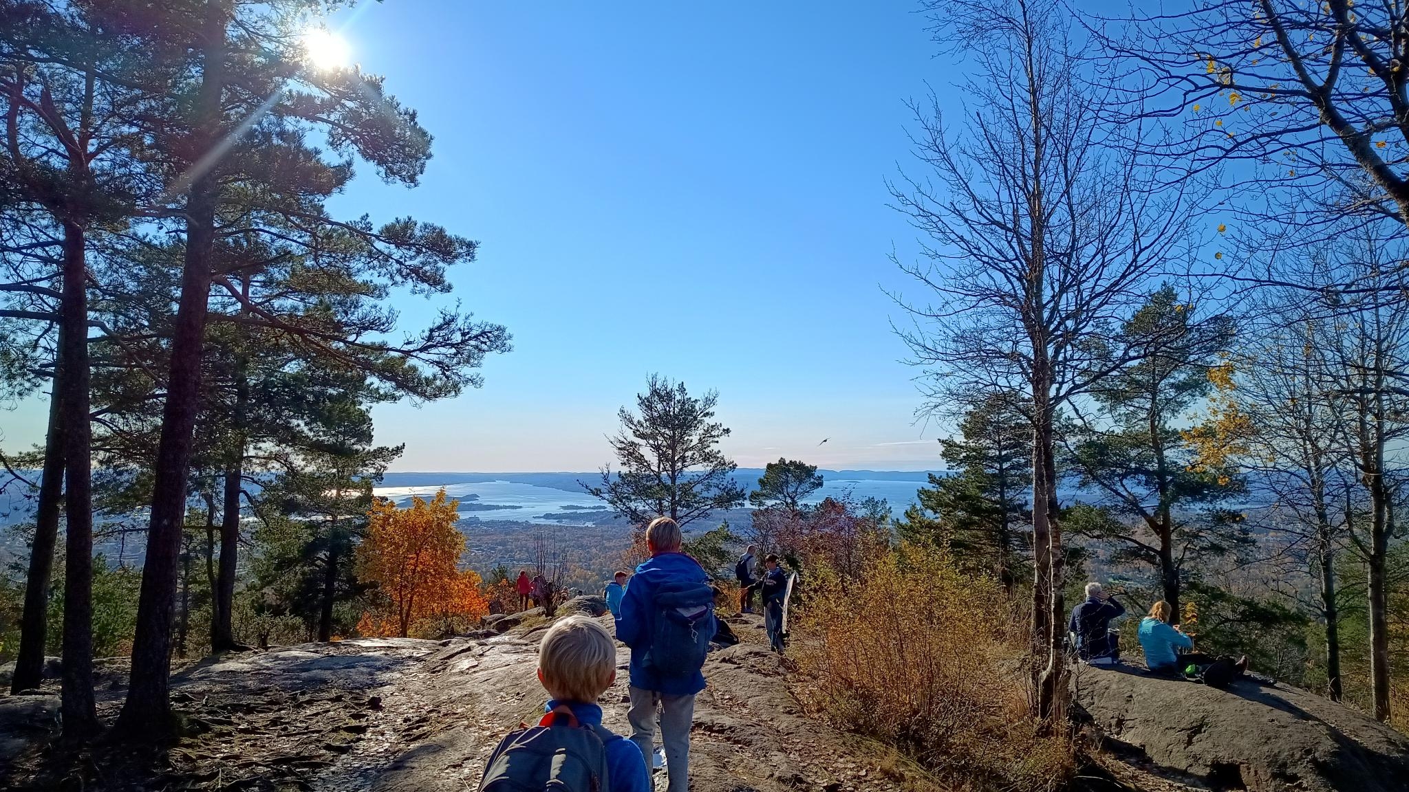 en gruppe mennesker som går på et fjell