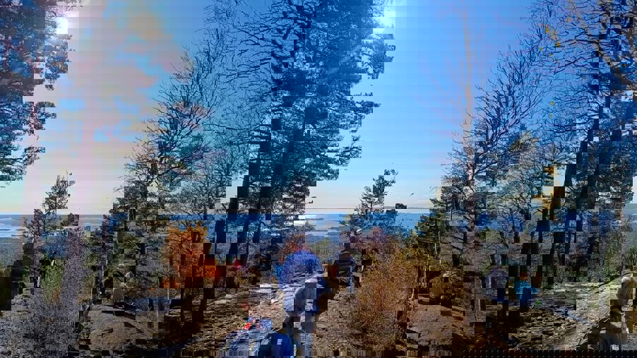 Foto: Ketil Buan en gruppe mennesker som går på et fjell