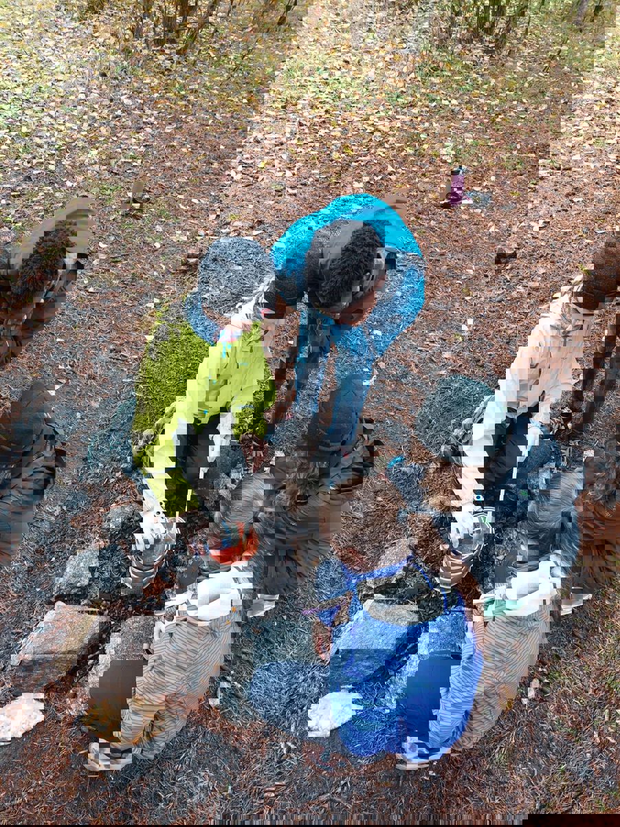 Foto: Heidi Berre Barn som lager mat ute på primus