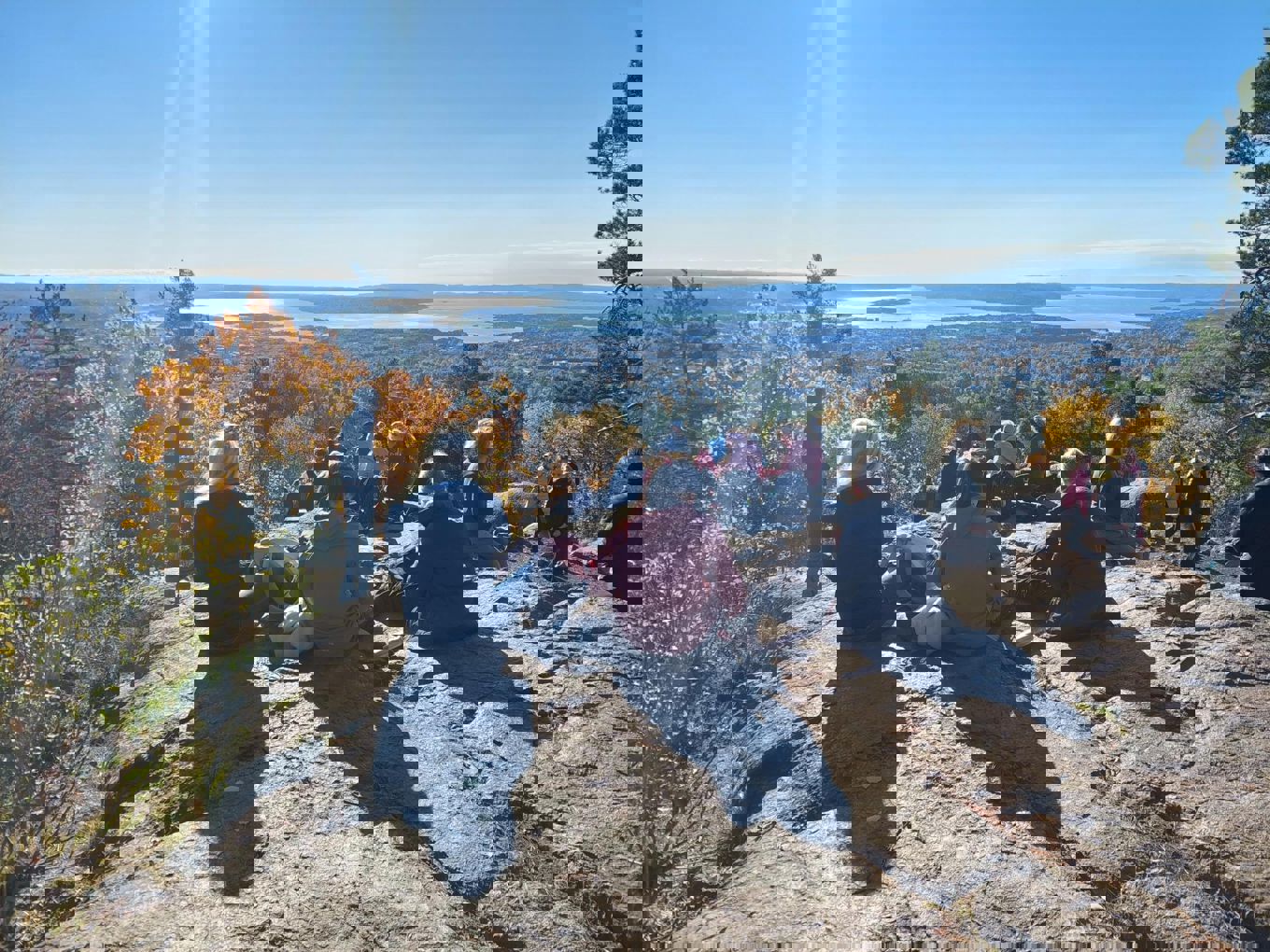 Foto: Heidi Berre en gruppe mennesker som sitter på en høyde med utsikt over en by