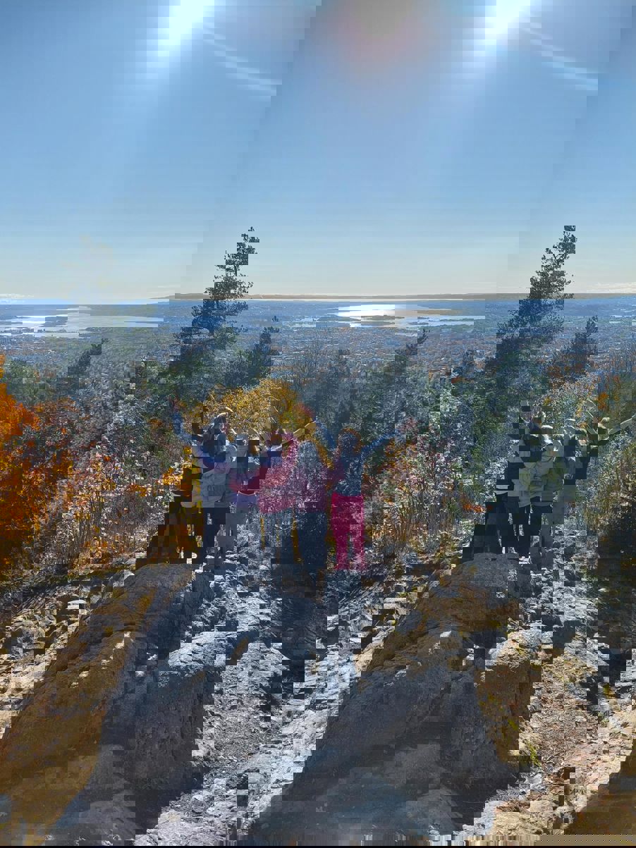 Foto: Heidi Berre en gruppe mennesker som står på en stein med utsikt over en dal