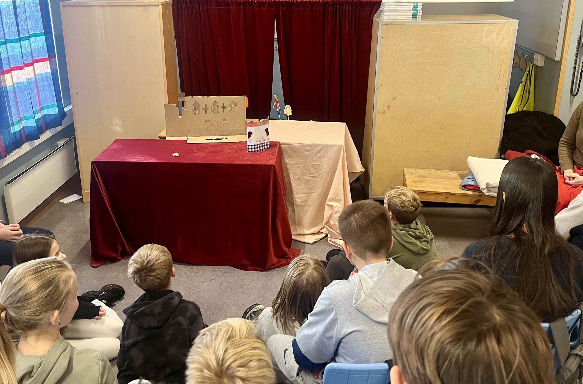 en gruppe mennesker som sitter i et rom