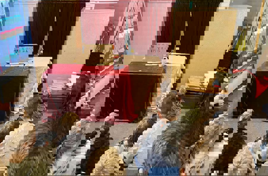 Foto: Sanna Wigerup en gruppe mennesker som sitter i et rom