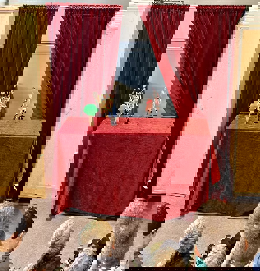 Foto: Sanna Wigerup En gruppe mennesker som sitter foran en scene med røde gardiner