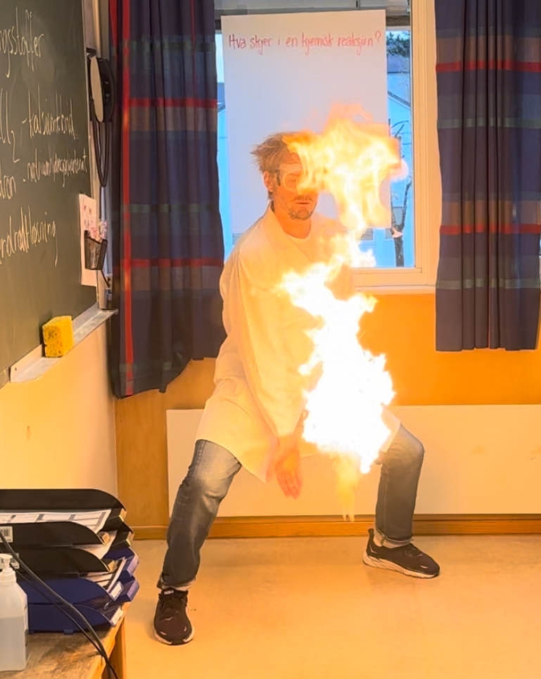 en person som viser flammer ved en kjemisk reaksjon