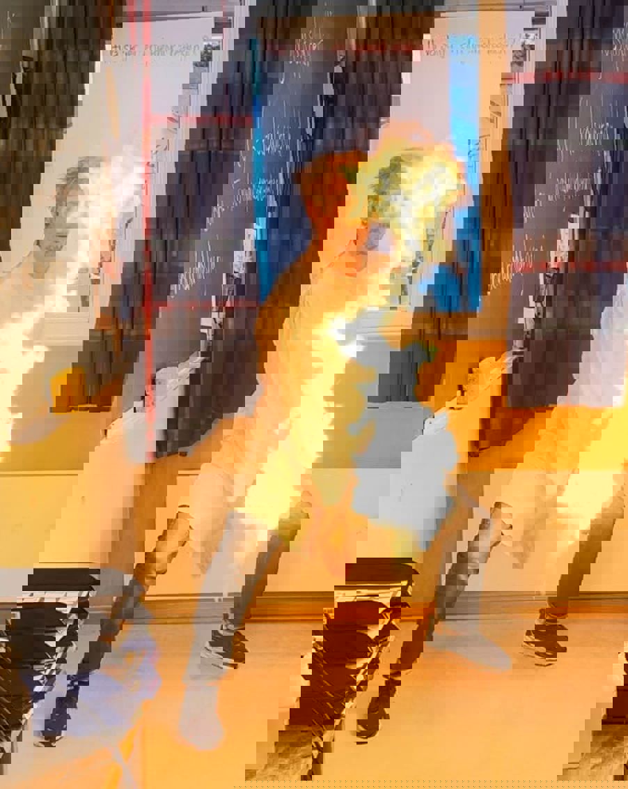 Foto: Dag Sørheim en person som viser flammer ved en kjemisk reaksjon