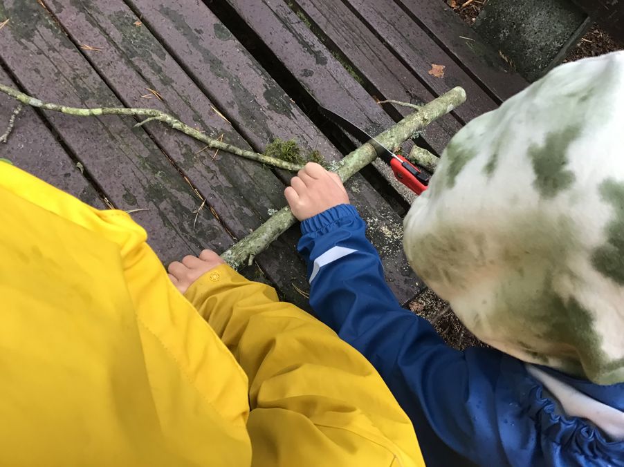 en person som sager en gren