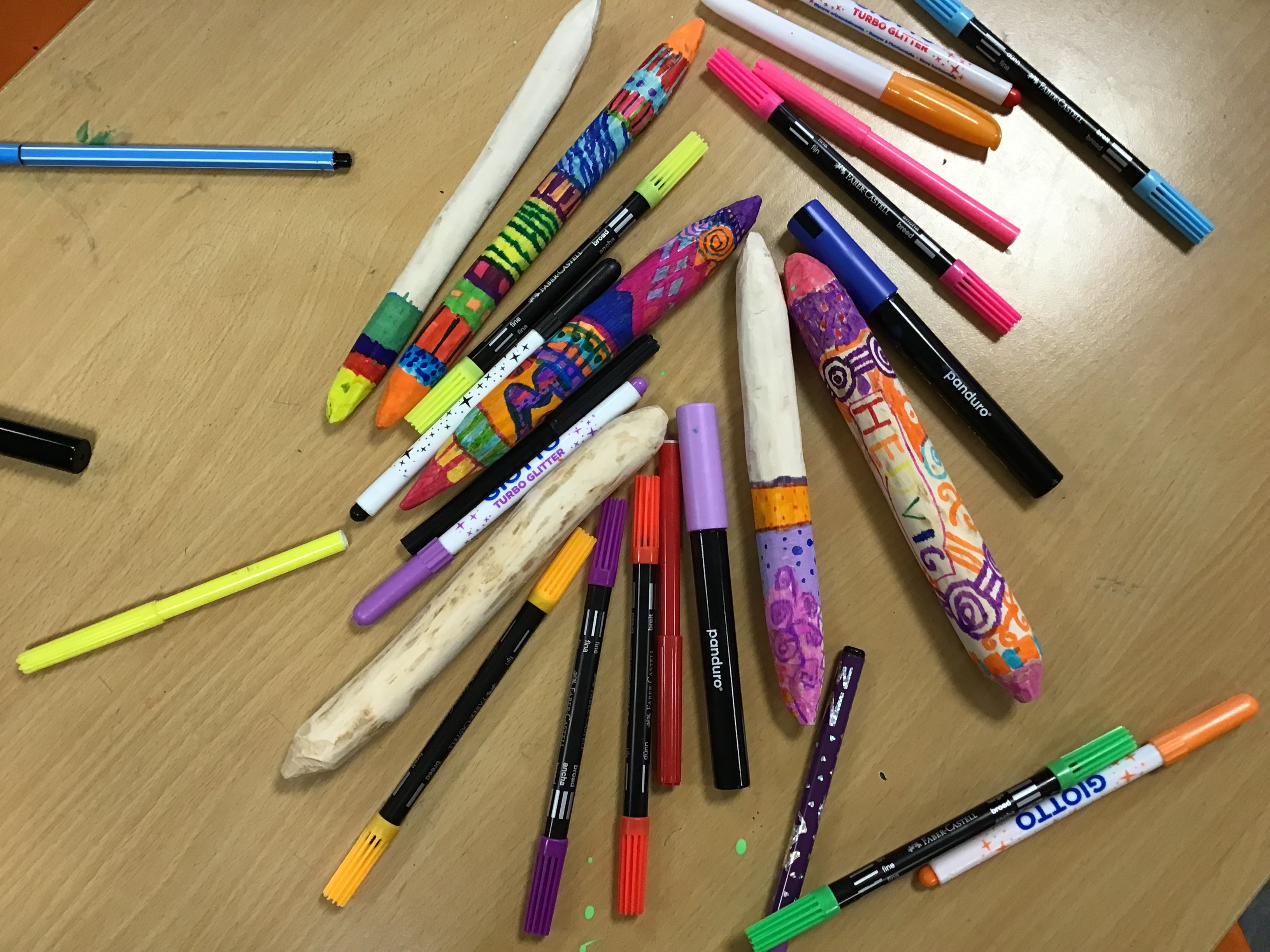 En gruppe fargeblyanter