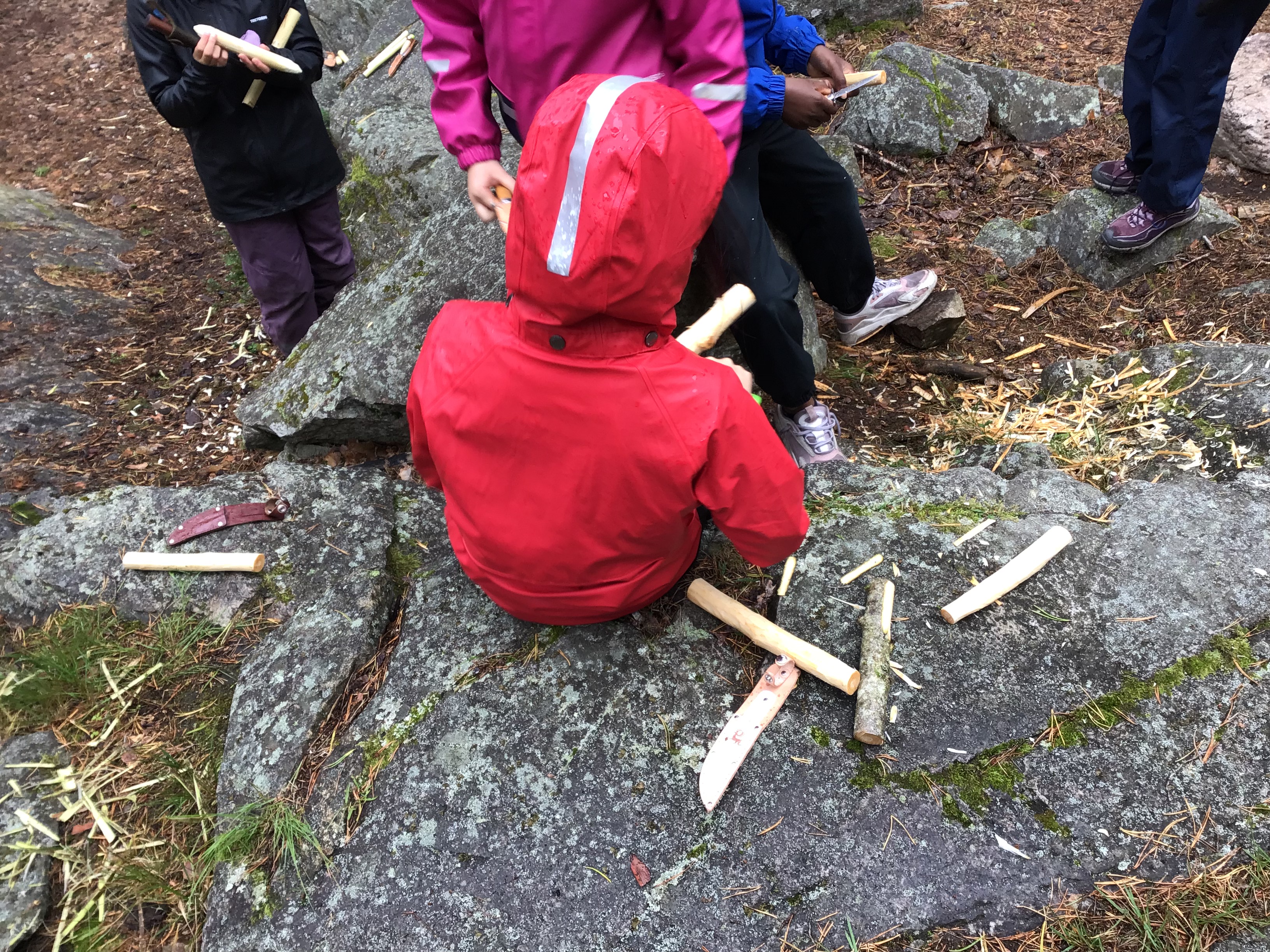 en gruppe barn som spikker 