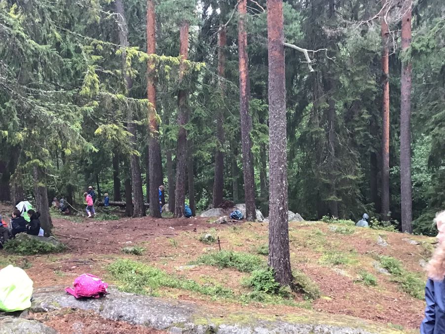 En gruppe mennesker i en skog