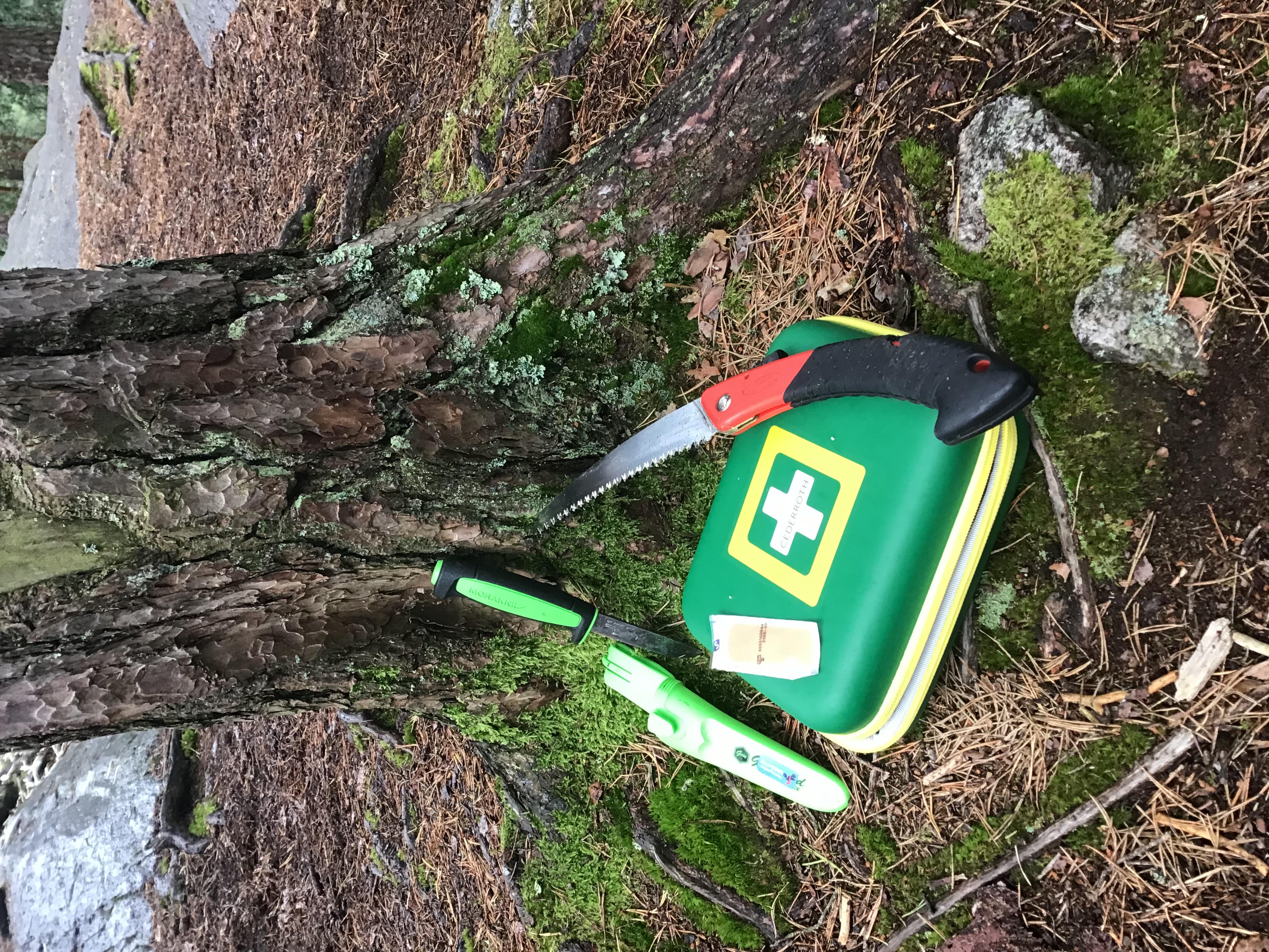 førstehjelpsutstyr, sag og kniv