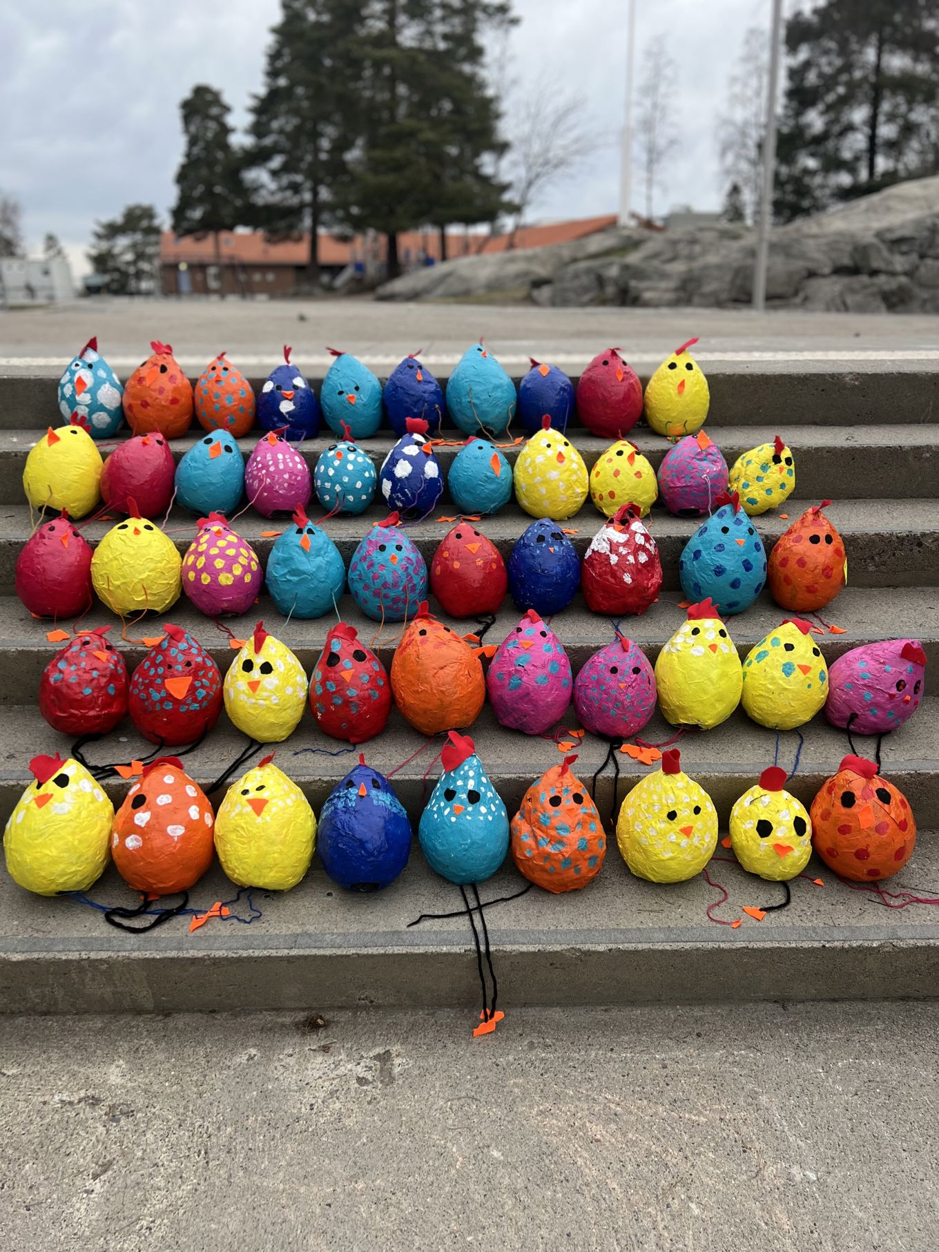 En gruppe fargerike høner