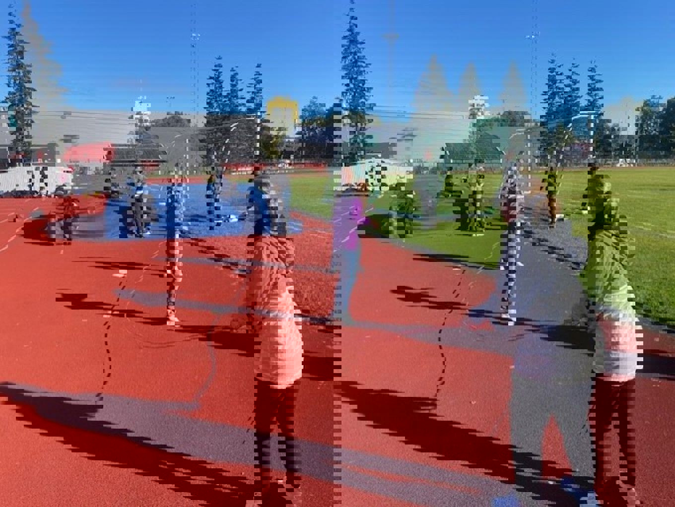 Foto: Maria Skaje En gruppe personer på en bane