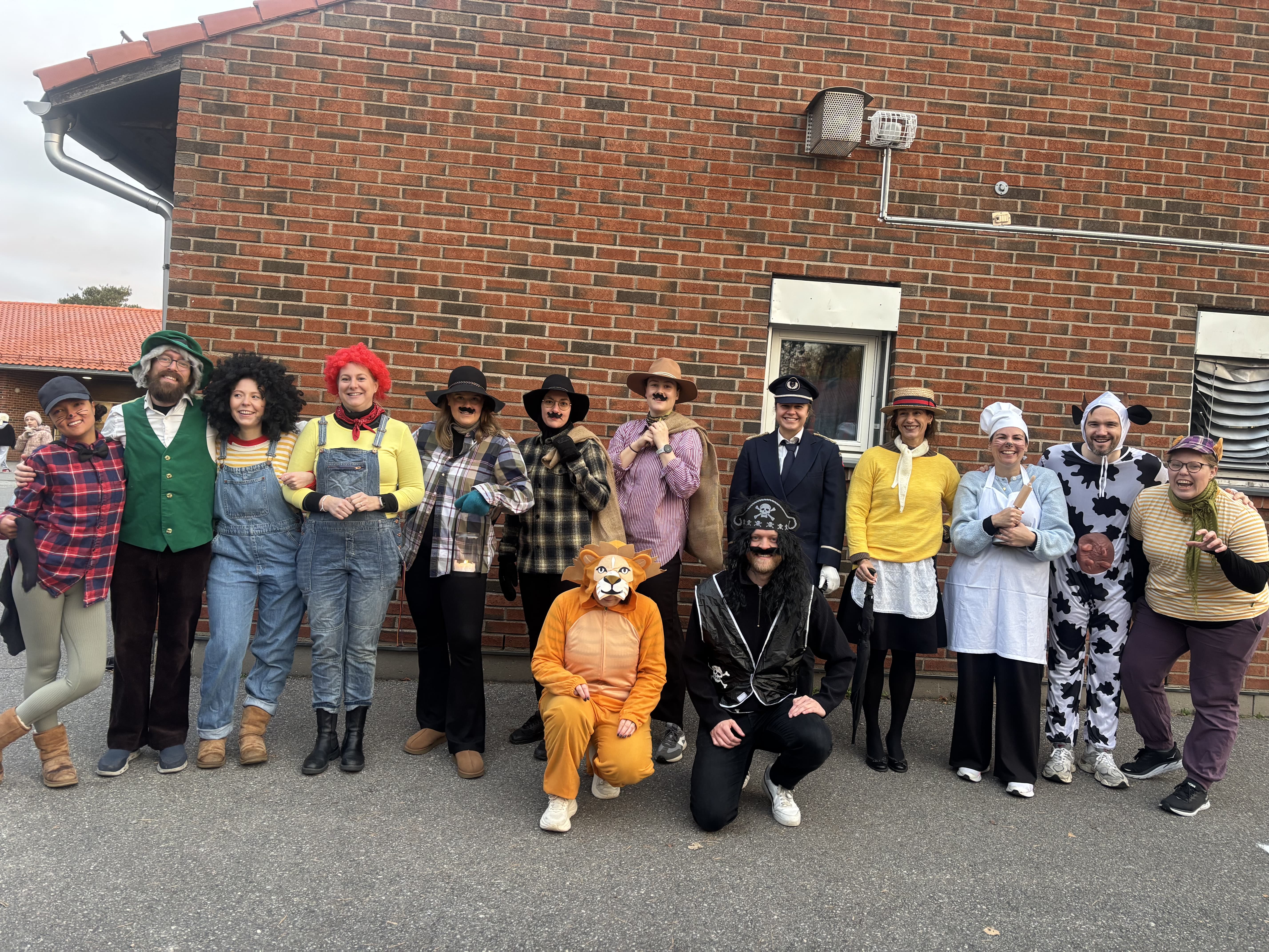 Ansatte på småskolen som har kledd seg ut som Egner-karakterer