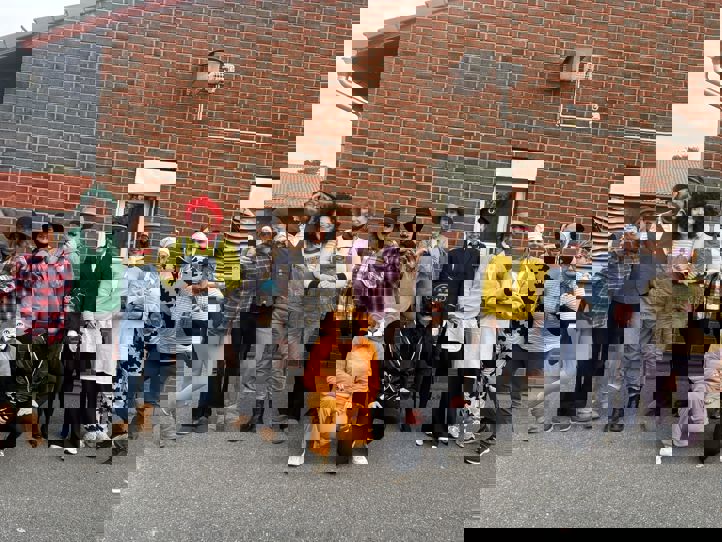 Ansatte på småskolen som har kledd seg ut som Egner-karakterer