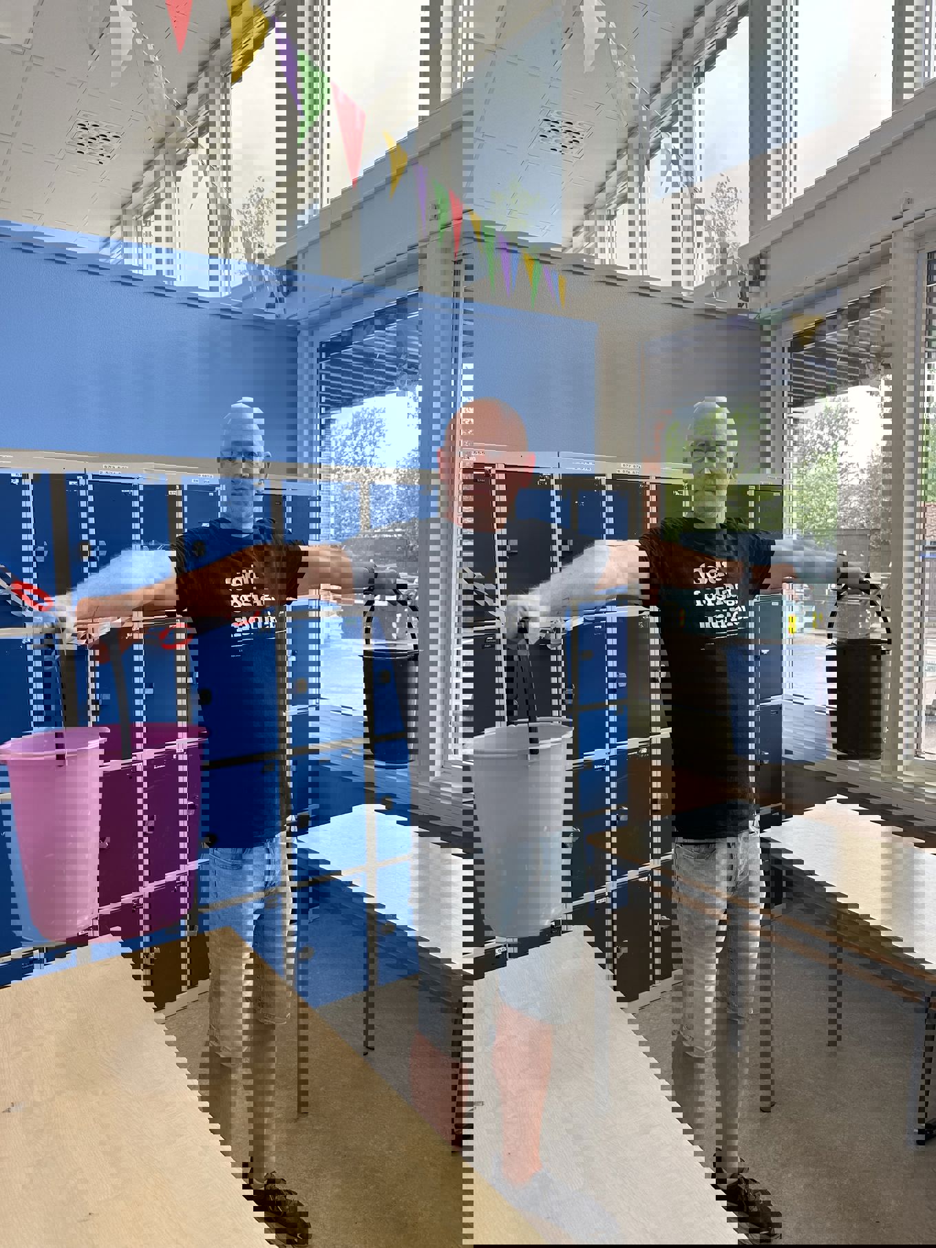 en person som holder en bøtte