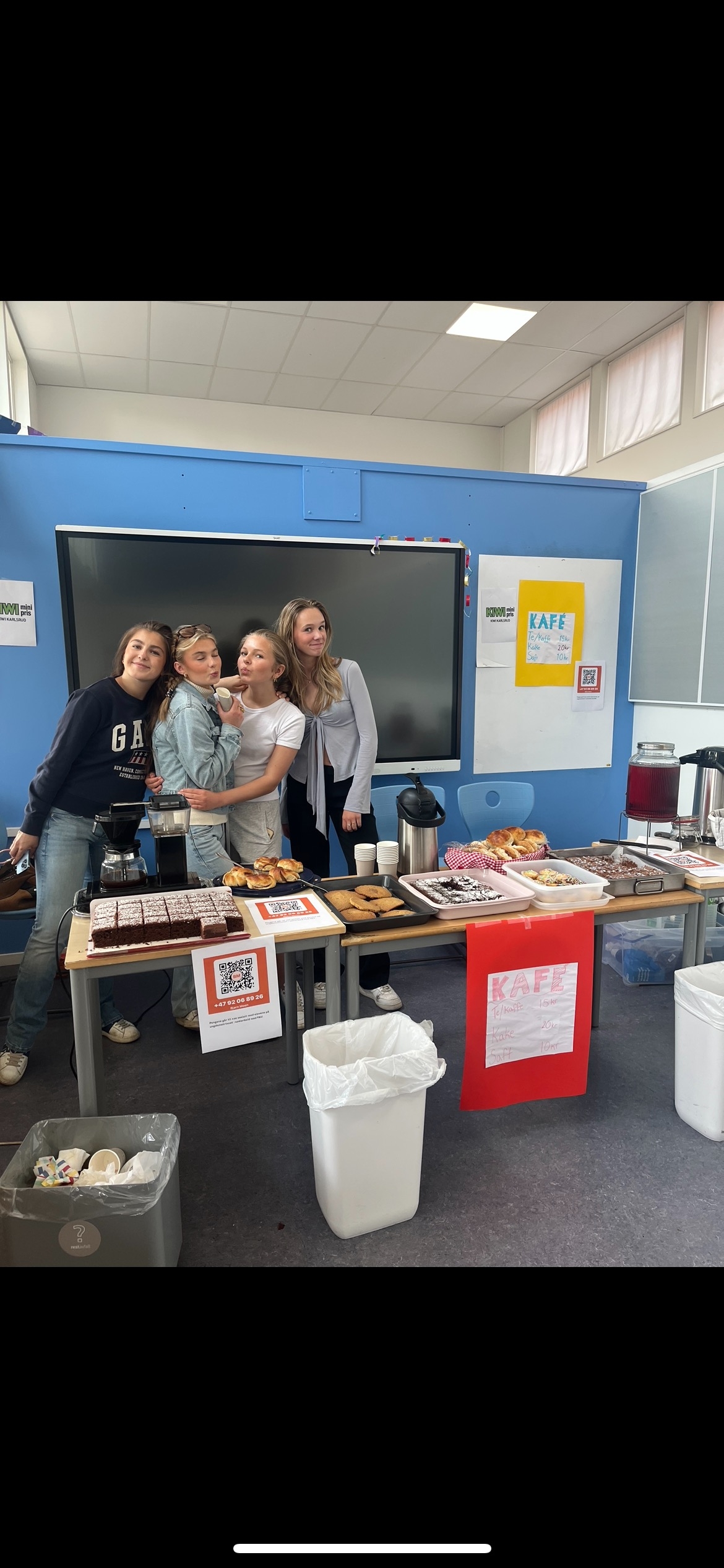 en gruppe mennesker som står foran et bord med mat på