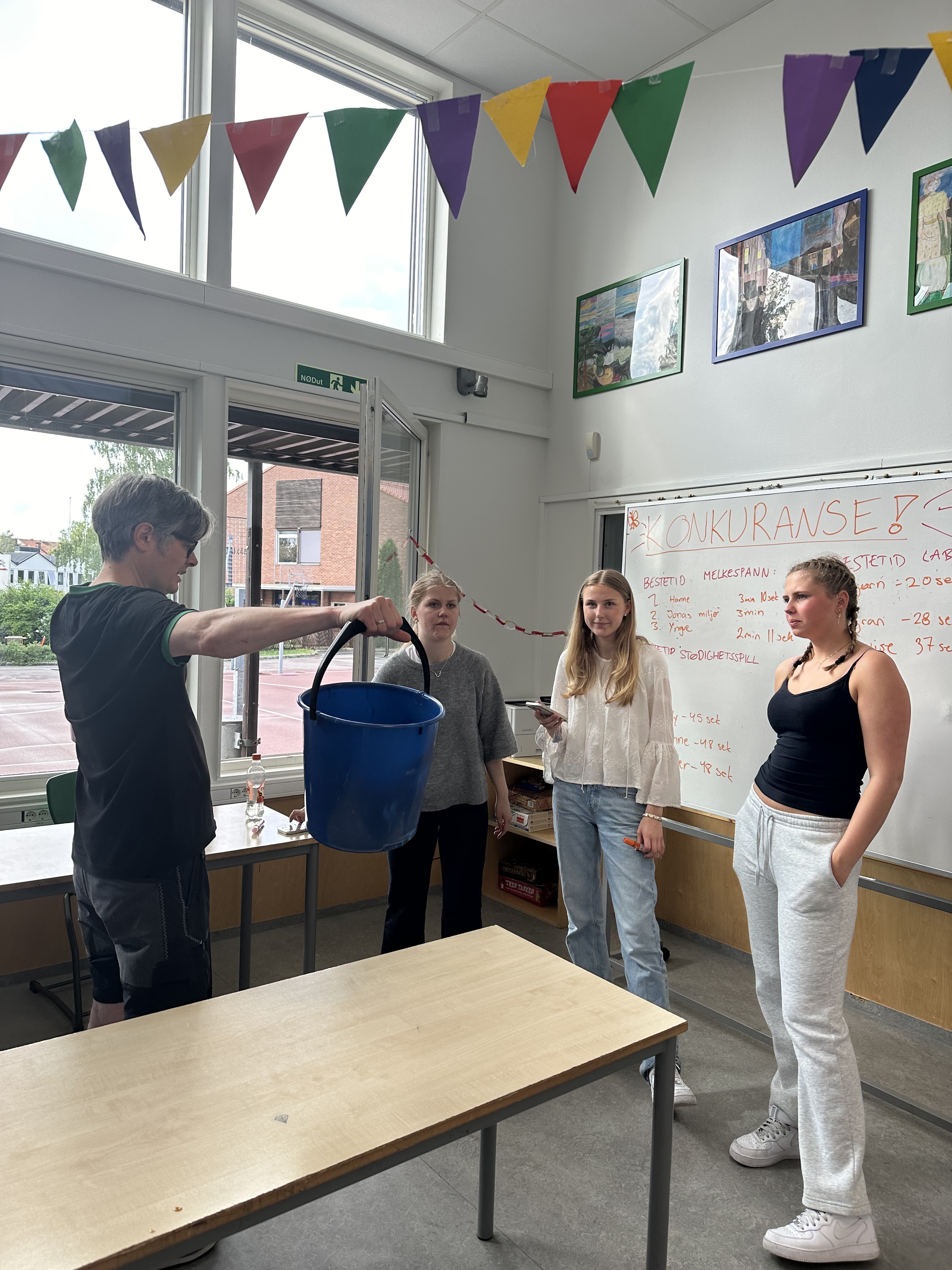 En gruppe mennesker i et rom