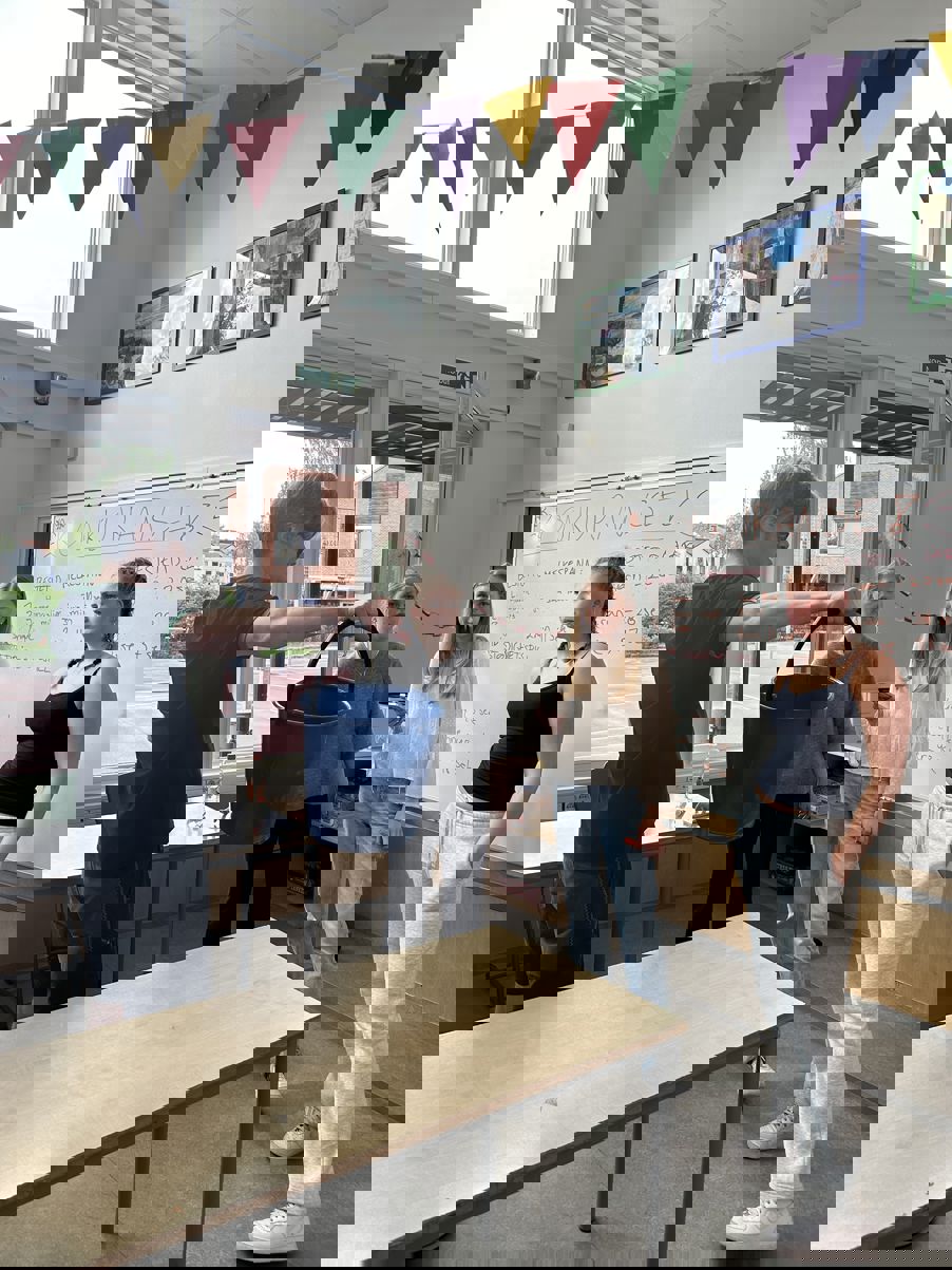 En gruppe mennesker i et rom