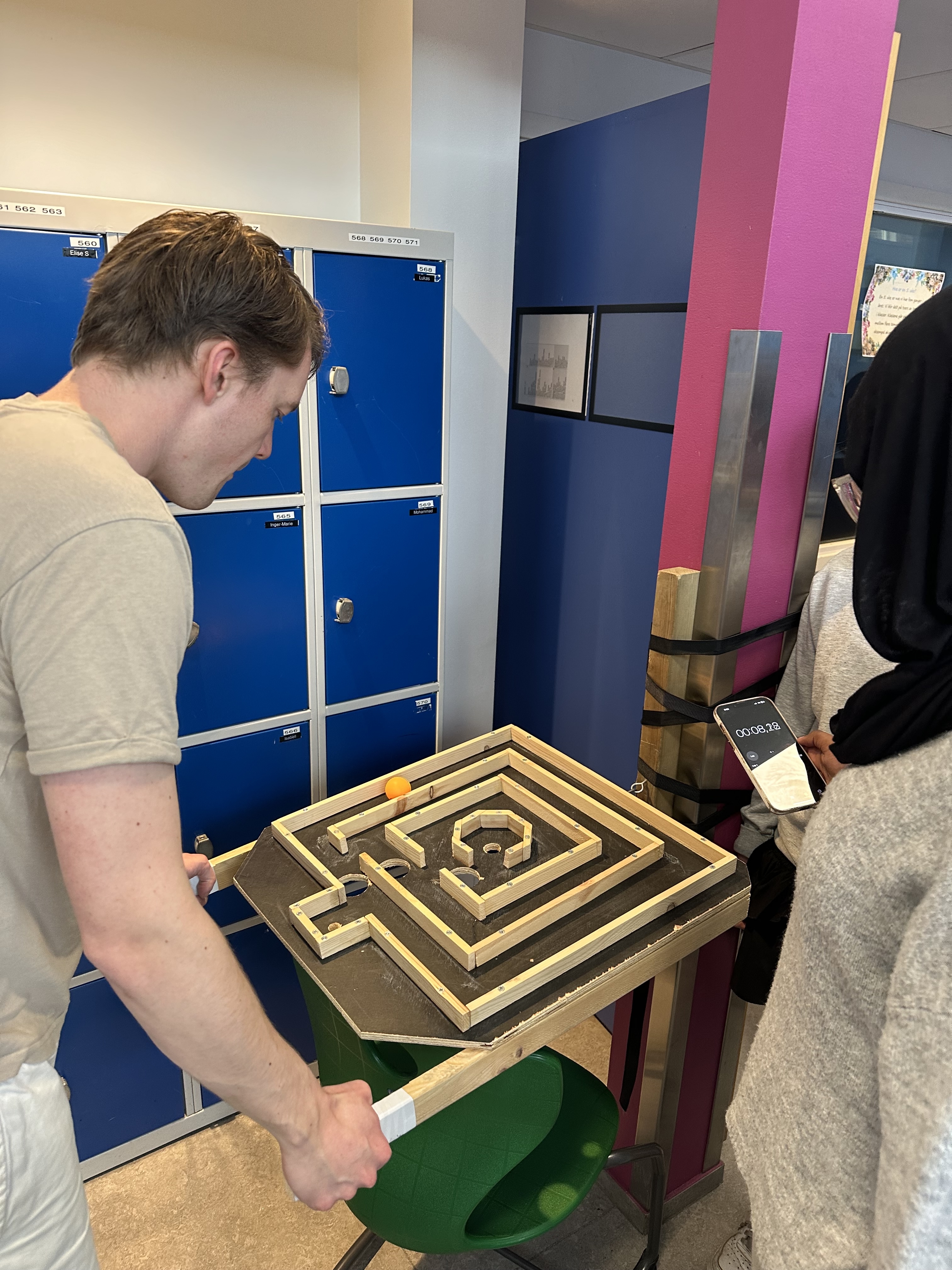 en person som spiller piano