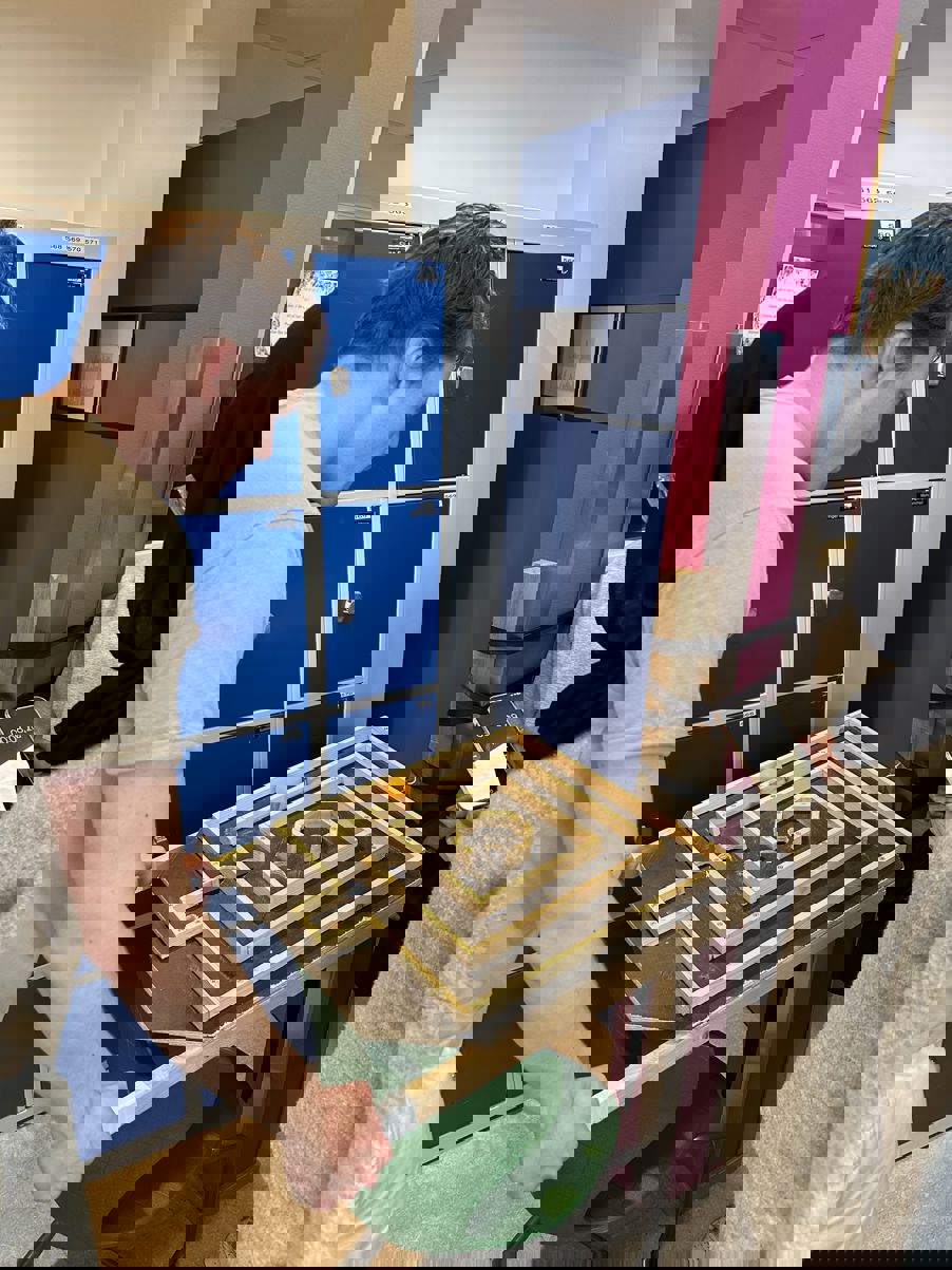 en person som spiller piano