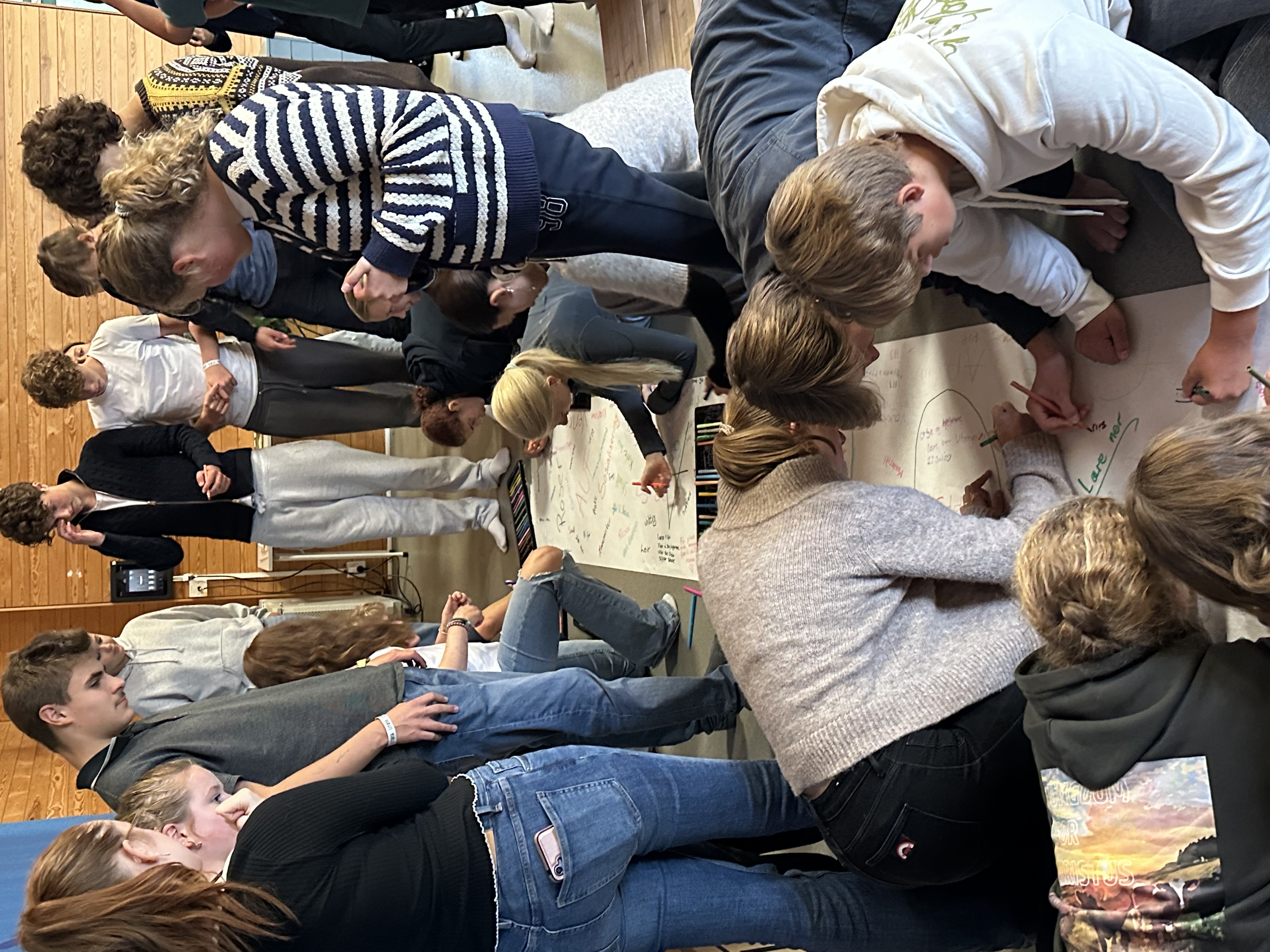 En gruppe ungdom lager plakat