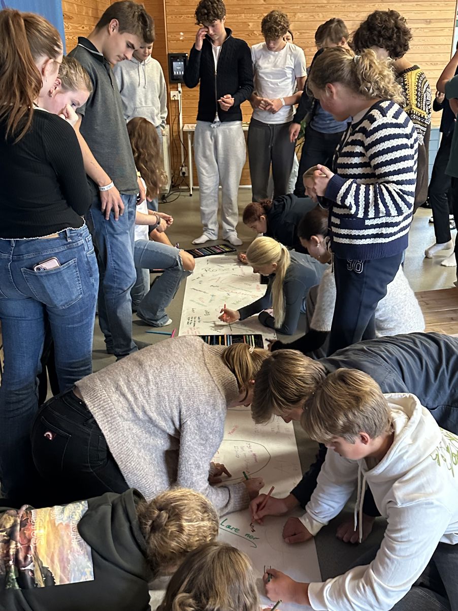 Foto: Hanne Mostervik Dalby En gruppe ungdom lager plakat